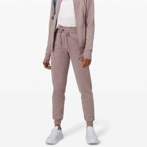 Lululemon Scuba Jogger
Heathered Violet Verbena, size 6